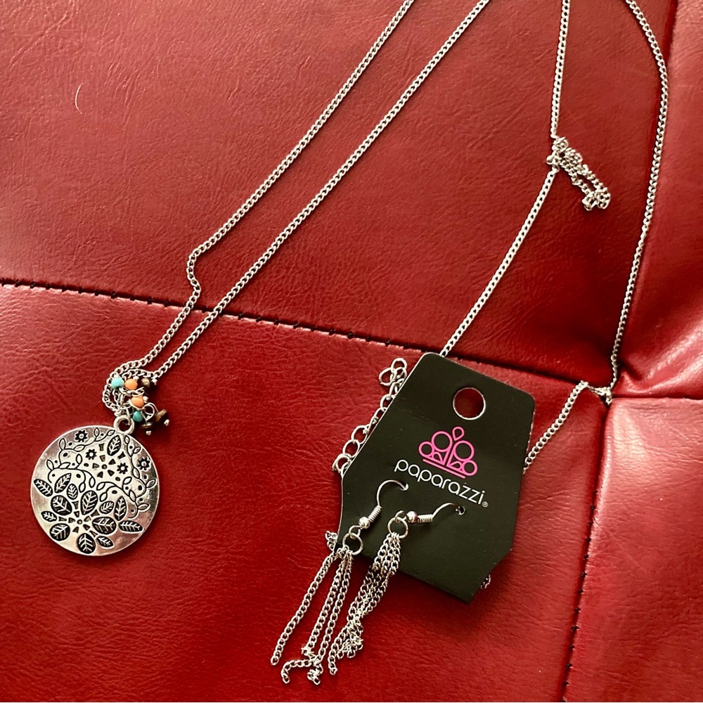Paparazzi Silver Floral Pendant Necklace Set